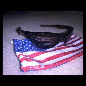 *NEVER WORN* Women’s Oakley sunglasses with cover